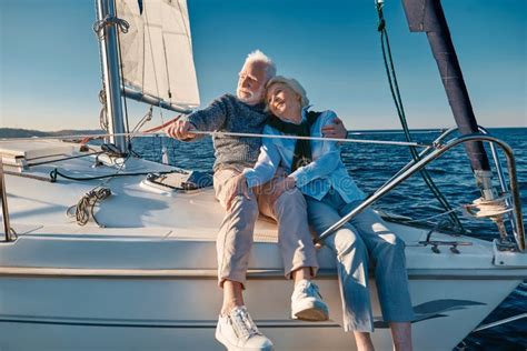 Disfrutando La Vela Feliz Pareja De Ancianos Abrazándose Y Relajándose