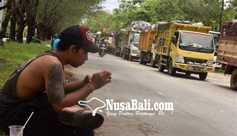 Nusabali Truk Sampah Antre Masuk Tpa Suwung