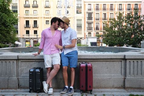 Joven Pareja Gay Que Tiene Un Momento De Afecto En La Fuente Foto De Archivo Imagen De