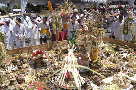 UPACARA TAWUR AGUNG KESANGA DI BALI ANTARA Foto