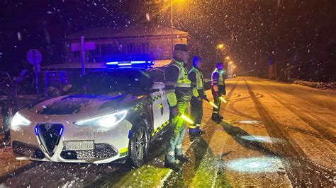 La Nieve Obliga A Intervenir A La Guardia Civil En Ourense Para