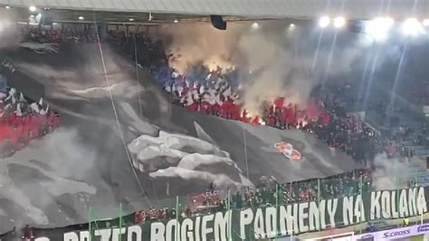 TYLKO PRZED BOGIEM PADNIEMY NA KOLANA oprawa na meczu Wisła Kraków