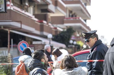 Latina Carabiniere Spara Alla Moglie Gravissima Poi Uccide Le Due Figlie E Si Toglie La Vita