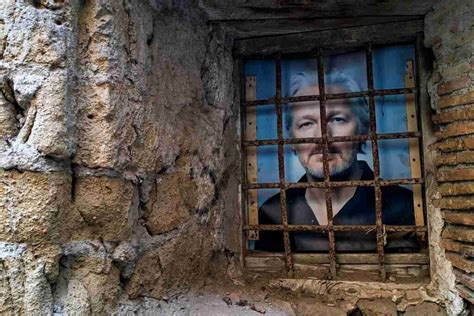 Julian Assange è libero ma si è dichiarato colpevole i dodici anni di