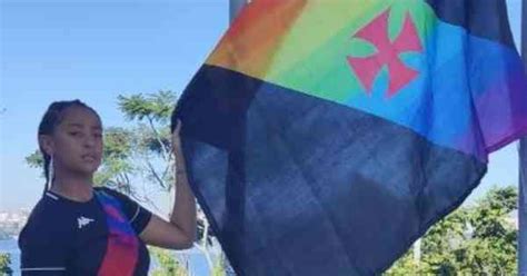 Quem é a atleta que hasteou bandeira LGBTQIA em sede do Vasco