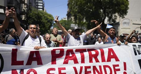 Los Argentinos Salen A Las Calles Contra Las Reformas De Milei