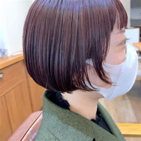 襟足ギリギリのミニボブ【バイオレット寄りのウォームブラウン】でブリーチなしの高彩度カラーに Hairstylistでworking