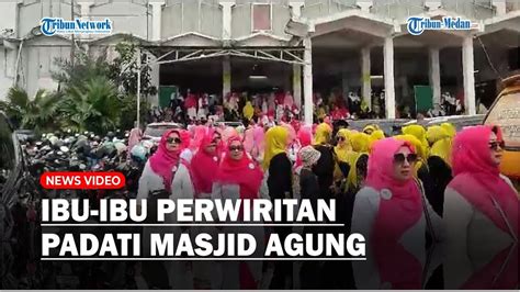 Ibu Ibu Perwiritan Padati Masjid Agung Salat Ashar Bersama Edy