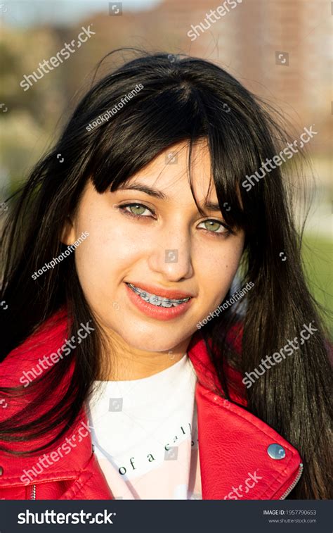 204 Latina girl braces 이미지 스톡 사진 및 벡터 Shutterstock