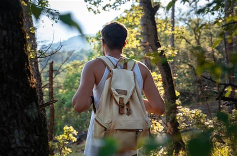 Hombre Viajero Con Mochila De Senderismo Al Aire Libre En El Bosque Al