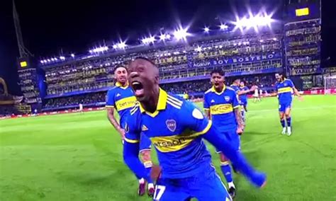 Luis Advíncula anotó un golazo para el 2 1 de Boca Juniors ante