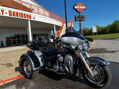 Harley Davidson Tri Glide Ultra Gauntlet Gray Metallic Vivid Black