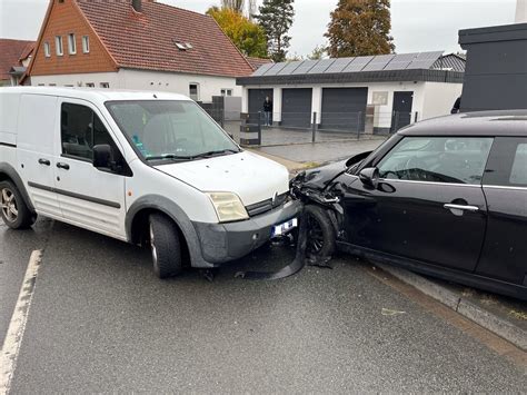 POL HF Verkehrsunfall mit Personenschaden Transit fährt in