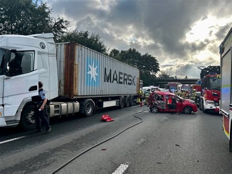 Verkehrsunfall Auf Der Bundesautobahn 2 Mit Beteiligung Von Zwei LKW