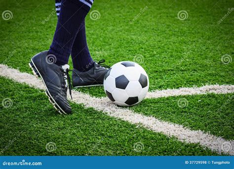 Pie Que Golpea El Balón De Fútbol Con El Pie En Esquina Foto de archivo