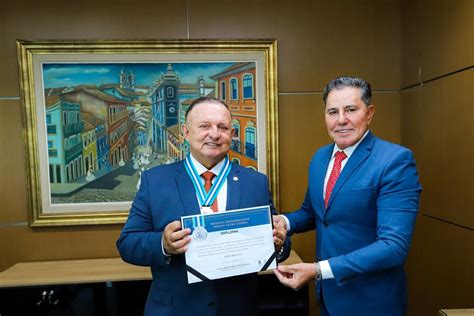 Adolfo Menezes recebe Medalha Leitão Guerra das mãos do corregedor do