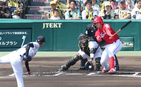 ＜神・広＞初回無死二塁、堂林は空振り三振に倒れる。投手・能見 ― スポニチ Sponichi Annex 野球