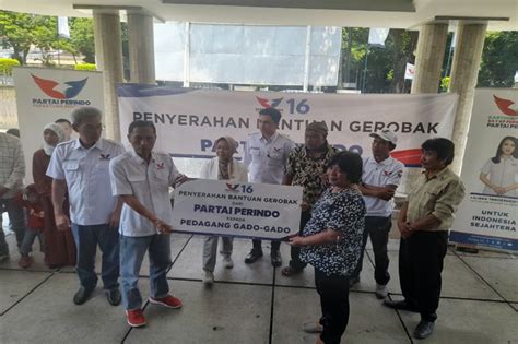 Bantu Ekonomi Masyarakat Partai Perindo Bagikan Gerobak Gratis Ke