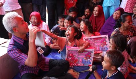 Ketika Ganjar Lesehan Bareng Warga Terdampak Banjir Pekalongan Di Tenda