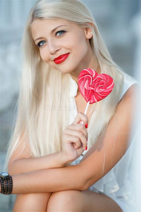 Jeune Femme Blonde Sexy Avec La Lucette En Forme De Coeur Image Stock Image Du Mode Mod Le