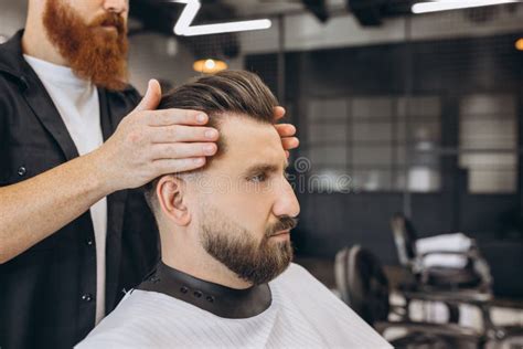 Homem Estiloso A Cortar O Cabelo Na Barbearia Barbeiro Profissional No