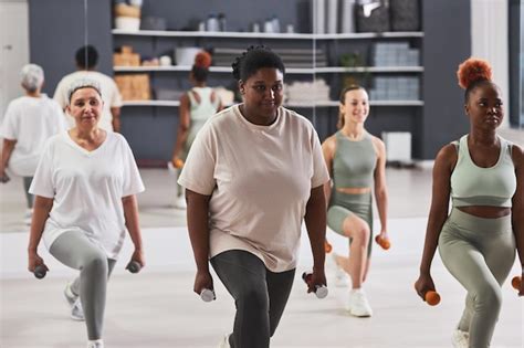 Mujeres Haciendo Ejercicio Con Pesas En El Gimnasio Foto Premium