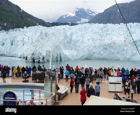 Cruise ship "Nieuw Amsterdam" in Glacier Bay, Alaska, USA Stock Photo - Alamy