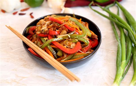 Sauté de poulet et petits légumes au wok Recette de Sauté de poulet