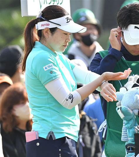 ツアー初vで涙＆笑顔の岩井明愛 じゃれる山内日菜子と脇元華／女子プロ最終日写真特集 ゴルフライブ速報写真ニュース 日刊スポーツ