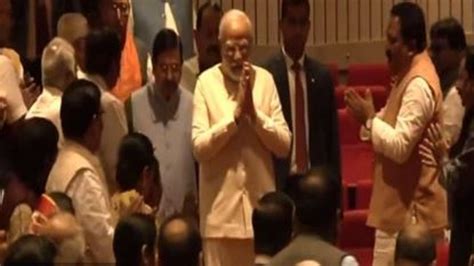 Modi Ji Ka Swagat Hai Pm Modi Gets Rousing Welcome At Bjp S