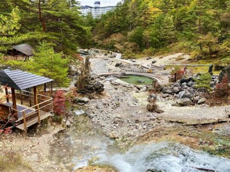 8 Onsen In Japan With Fall Foliage Views To Soak Your Stress Away