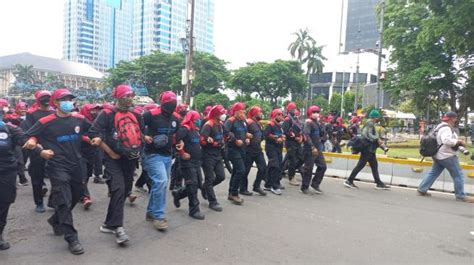 Halau Massa Buruh Pakai Kawat Berduri Polisi Tutup 5 Jalan Di Dekat Mk