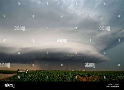 Supercell tornado hi-res stock photography and images - Alamy