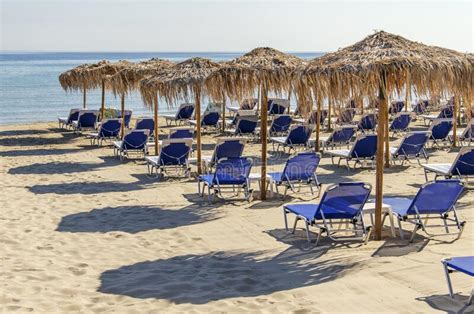 Sombrillas De Paja Y Tumbonas En Una Playa De Arena En La Costa Este De