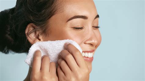 How To Effectively Remove Your Makeup Without Using Makeup Wipes