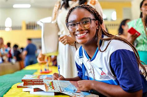 Estudantes da rede municipal de ensino lançam livro sobre identidade e