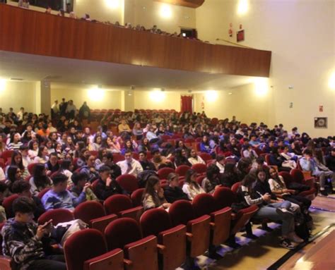 Isabel Duque La Psicowoman Imparte Una Charla Interactiva Sobre