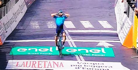 Giro Di Sicilia Trionfo Con Le Braccia Al Cielo Per Alexey Lutsenko Foto