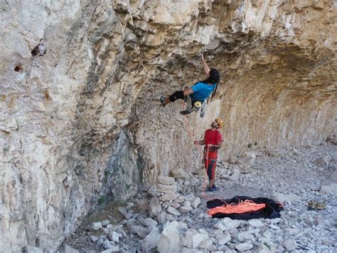 Cómo elegir tus pies de gato para escalada en roca Barrabes