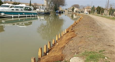 D Fense De Berges Tunage Bois Sur Le Canal Du Midi Au Somail