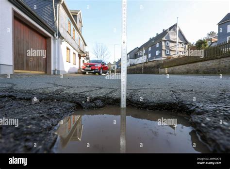 Symbolbild Marode Infrastruktur Marode Strassen Viele Strassen In