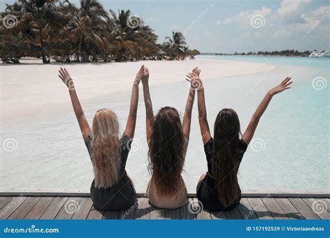 Vue Arrière De Trois Filles Assises Sur Des Planches De Bois Sur La