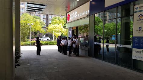 Staff receiving a pep talk during the COVID pandemic [August 2022][OC