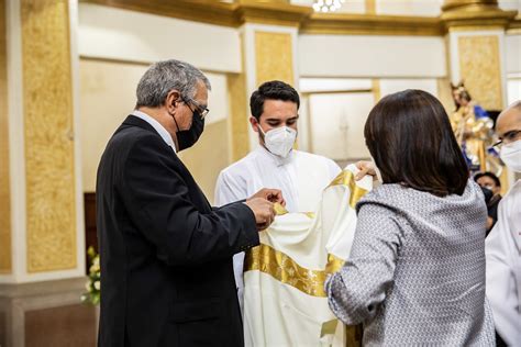 El Cardenal Gregorio Rosa Ch Vez Ordena Un Sacerdote Y Un Di Cono