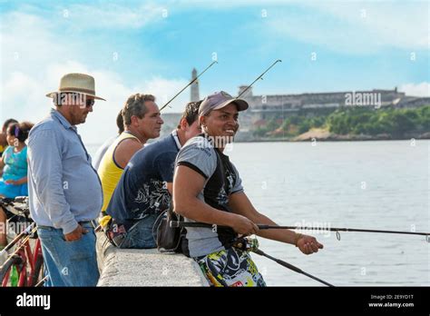 Pesca malecon en la habana fotografías e imágenes de alta resolución