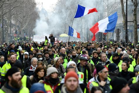 Coletes amarelos voltam a protestar na França menos violência