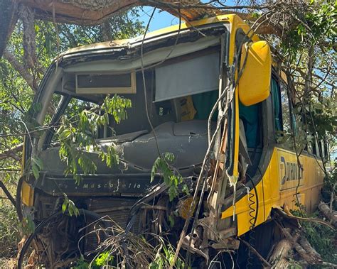 Grave Acidente Entre Carro E ônibus Que Transportava Trabalhadores