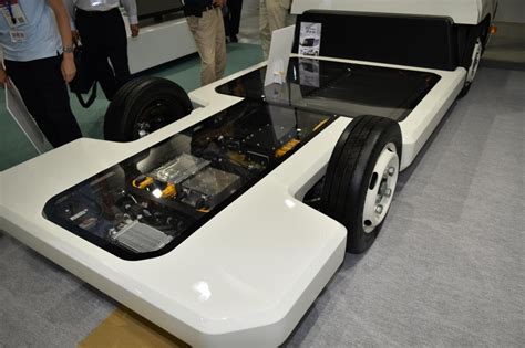 日野自動車が開発した小型bevトラック「日野デュトロ Z Ev」キャブシャシモデル 。ev＋ffで床面地上高400mmと従来の半分以下を実現