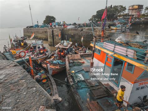 Perahu Nelayan Berlabuh Di Air Dekat Pasar Ikan Sassoon Dock Dan