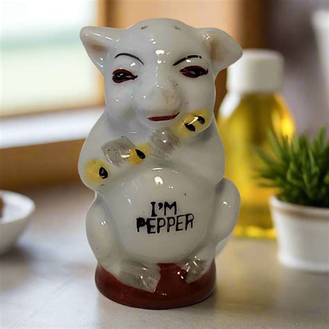Piggy Salt And Pepper Shaker Made In Japan Trèsbin